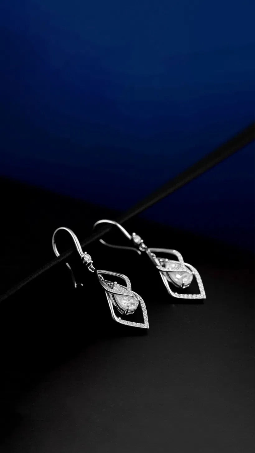 The Silver Pause: Earrings That Make the Whole Day Feel More Thoughtful