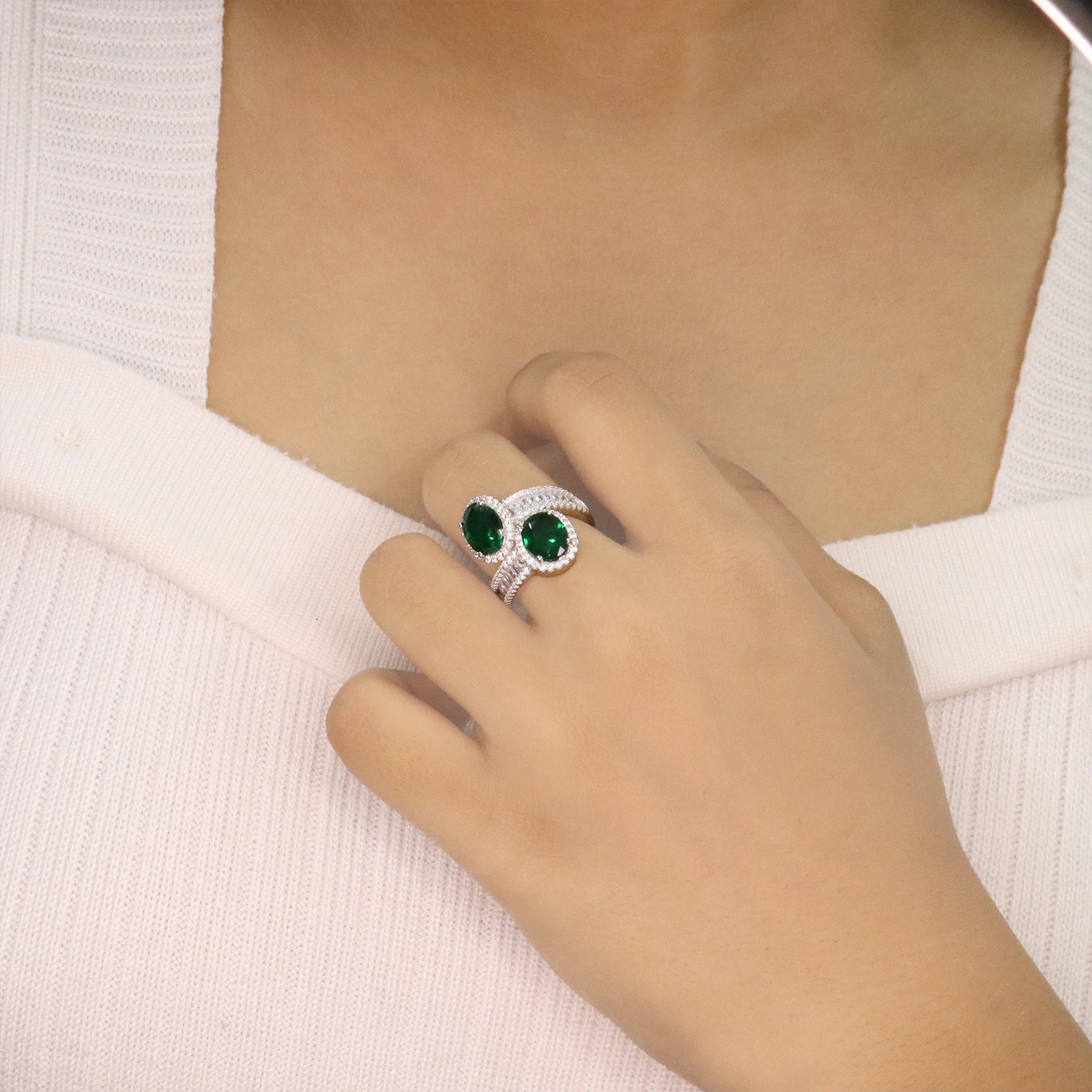 Emerald Toi et Moi Ring