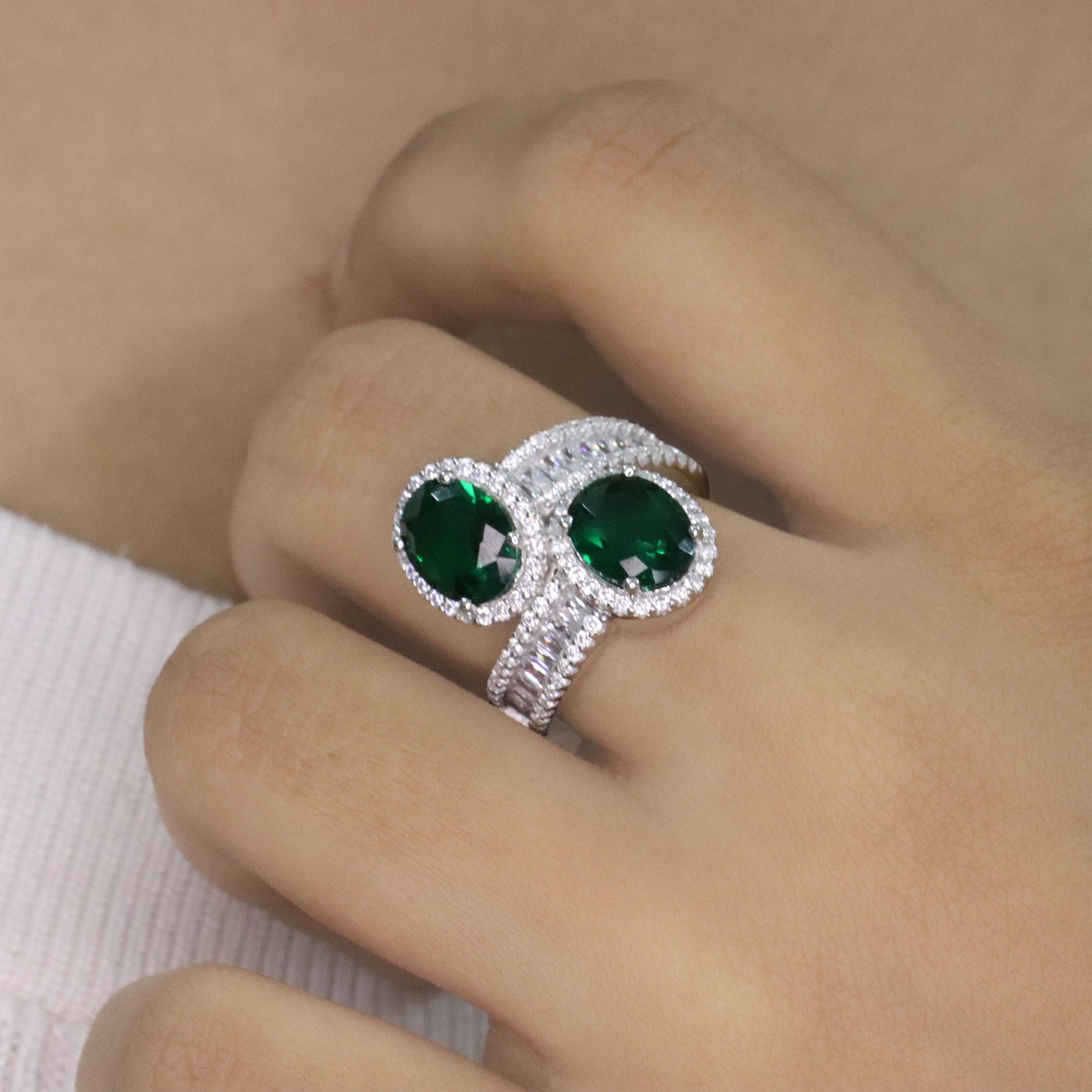 Emerald Toi et Moi Ring