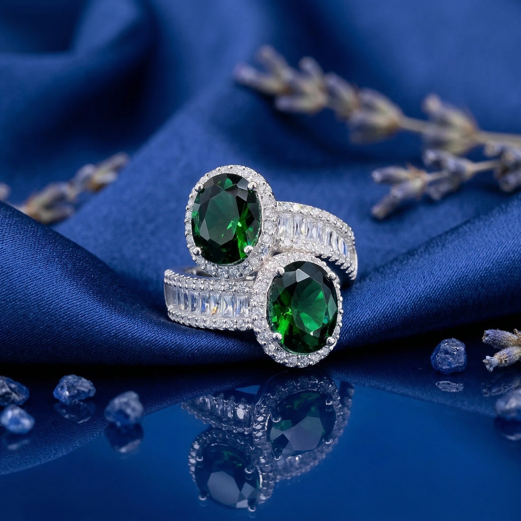 Emerald Toi et Moi Ring
